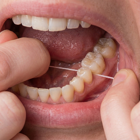 Pourquoi vous devriez (enfin) abandonner le fil dentaire pour l'hydropulseur